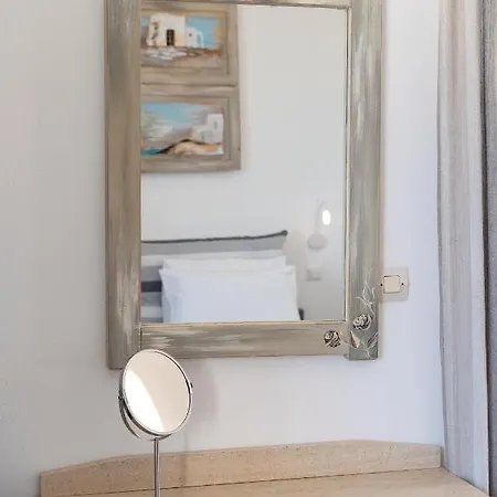 Paros Romantic Retreats-a Step Away From The Beach Mini-hôtel Ambelas
